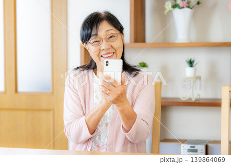 スマホを操作するシニア女性 139864069