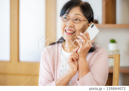 スマートフォンで通話するシニア女性 139864072