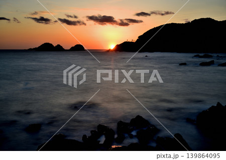 見老津海岸の夕日 【和歌山県すさみ町】 見老津海岸の夕日 【和歌山県すさみ町】 139864095