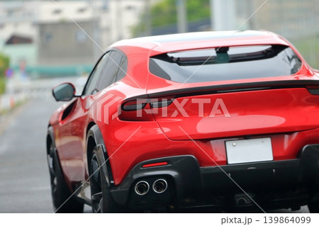 イタリア製の赤いスポーツカー イタリア製の赤いスポーツカー 139864099