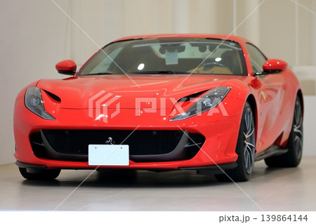 イタリア製の赤いスポーツカー イタリア製の赤いスポーツカー 139864144