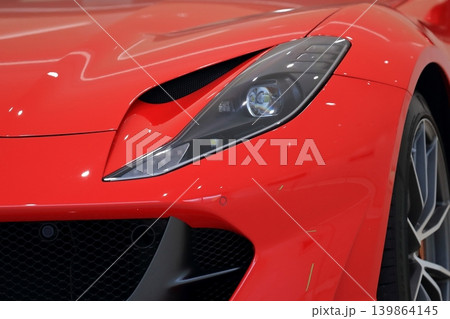 イタリア製の赤いスポーツカー イタリア製の赤いスポーツカー 139864145