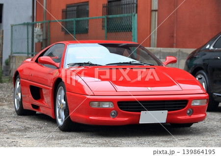 イタリア製の赤いスポーツカー イタリア製の赤いスポーツカー 139864195