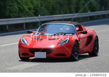 イギリス製の赤いスポーツカー 139864328