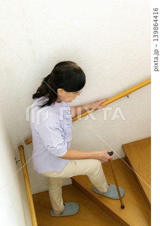 階段を登るシニア女性 階段を登るシニア女性 139864416
