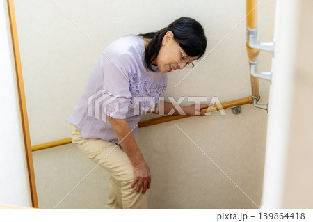 階段を登るシニア女性 階段を登るシニア女性 139864418