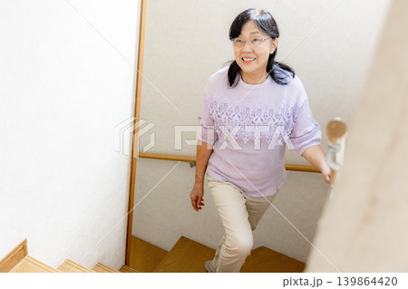 階段を登るシニア女性 139864420