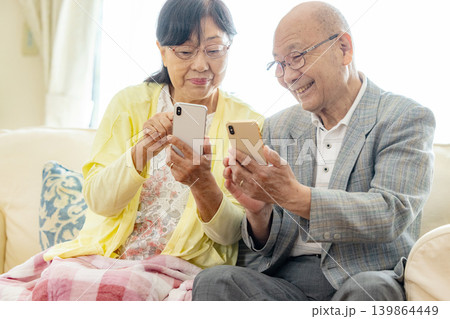 スマホを操作するシニア夫婦 139864449