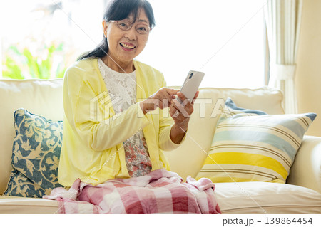 スマートフォンを操作する女性 スマートフォンを操作する女性 139864454