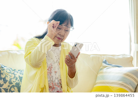 スマホの使い方が分からないシニア女性 スマホの使い方が分からないシニア女性 139864455