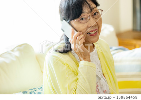 スマートフォンで通話するシニア女性 139864459