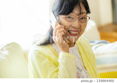 スマートフォンで通話するシニア女性 139864460