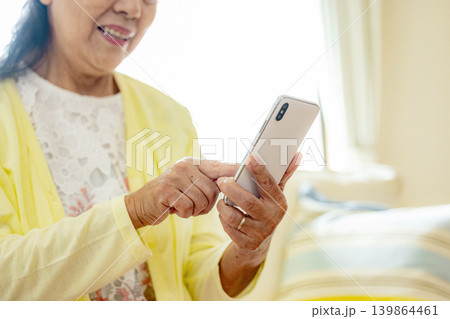 スマホを操作するシニア女性(パーツ) スマホを操作するシニア女性(パーツ) 139864461