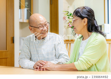 話をするシニア夫婦 139864492