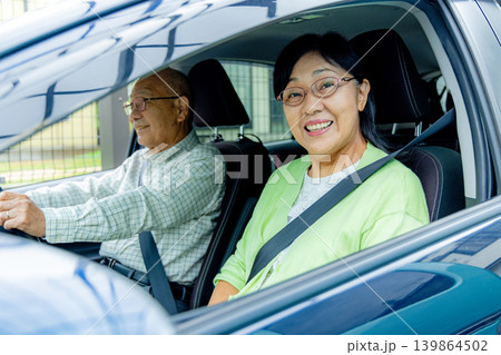 車の運転をするシニア夫婦 車の運転をするシニア夫婦 139864502