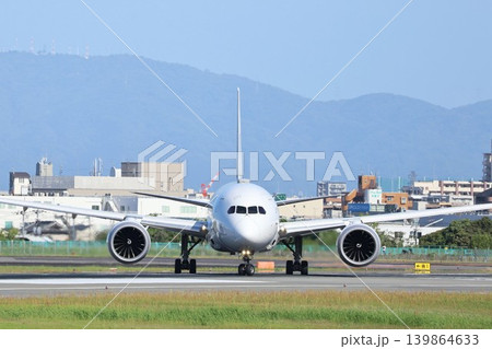 伊丹空港の滑走路に入り離陸の準備をする飛行機 伊丹空港の滑走路に入り離陸の準備をする飛行機 139864633