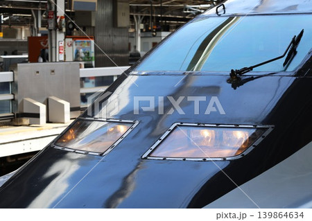新大阪駅に停車する700系新幹線のライト 新大阪駅に停車する700系新幹線のライト 139864634