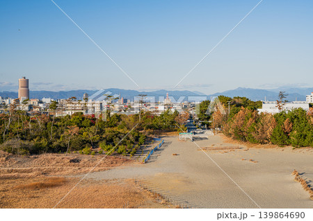 浜松市の中田島砂丘と浜松市の街並み(静岡県) 浜松市の中田島砂丘と浜松市の街並み(静岡県) 139864690