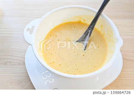ボウルに入った小麦粉と卵と水を混ぜる 139864726