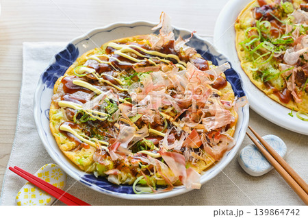 具だくさんのお好み焼き(豚肉とイカ) 具だくさんのお好み焼き(豚肉とイカ) 139864742