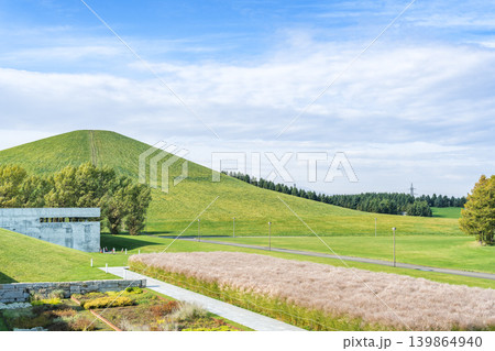 ススキとモエレ山 モエレ沼公園 札幌市 ススキとモエレ山 モエレ沼公園 札幌市 139864940