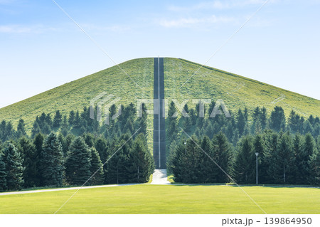針葉樹とモエレ山 モエレ沼公園 札幌市 針葉樹とモエレ山 モエレ沼公園 札幌市 139864950