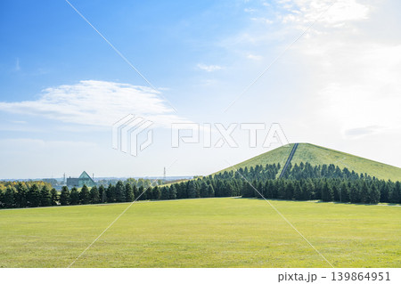 ガラスのピラミッドとモエレ山 モエレ沼公園 札幌市 ガラスのピラミッドとモエレ山 モエレ沼公園 札幌市 139864951