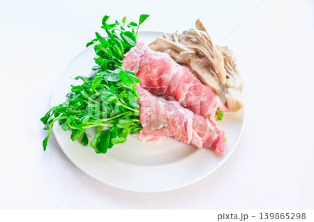 豚肉の豆苗巻きと舞茸(調理前・生の食材) 豚肉の豆苗巻きと舞茸(調理前・生の食材) 139865298