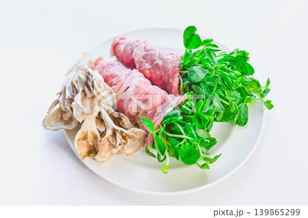 豚肉の豆苗巻きと舞茸(調理前・生の食材) 豚肉の豆苗巻きと舞茸(調理前・生の食材) 139865299