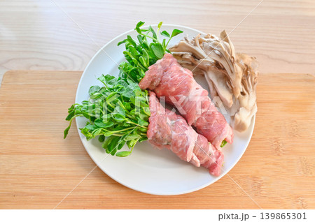 豚肉の豆苗巻きと舞茸(調理前・生の食材) 豚肉の豆苗巻きと舞茸(調理前・生の食材) 139865301