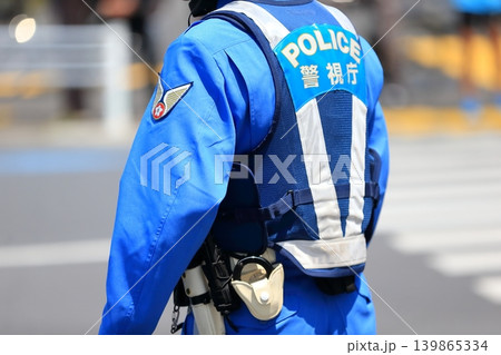 車両誘導をする警察官（交通機動隊） 139865334