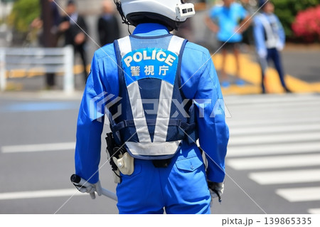 車両誘導をする警察官（交通機動隊） 139865335