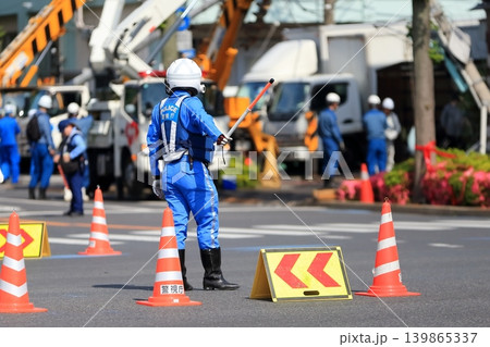 車両誘導をする警察官(交通機動隊) 車両誘導をする警察官(交通機動隊) 139865337