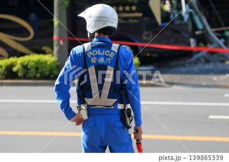 車両誘導をする警察官（交通機動隊） 139865339