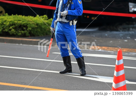 車両誘導をする警察官(交通機動隊) 車両誘導をする警察官(交通機動隊) 139865399