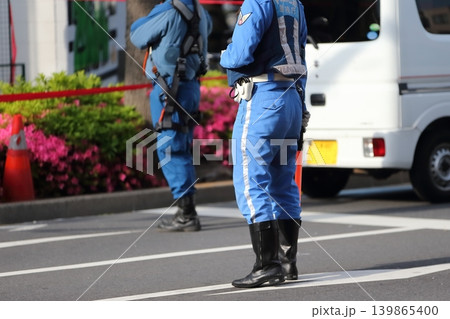 車両誘導をする警察官(交通機動隊) 車両誘導をする警察官(交通機動隊) 139865400