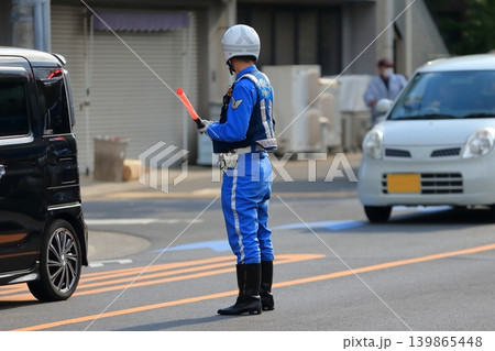 車両誘導をする警察官(交通機動隊) 車両誘導をする警察官(交通機動隊) 139865448