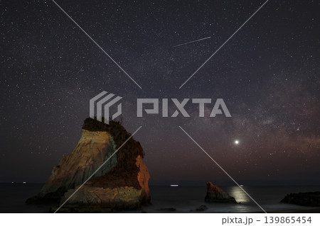 天の川と流れ星が輝く星空と海岸の奇岩夜景 天の川と流れ星が輝く星空と海岸の奇岩夜景 139865454