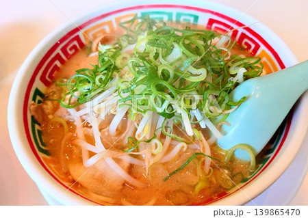 行列のできる人気ラーメン店の定番メニュー味噌ラーメン 行列のできる人気ラーメン店の定番メニュー味噌ラーメン 139865470