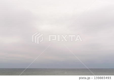 朝焼けが淡く残る空と静かな海辺のミニマルな風景 朝焼けが淡く残る空と静かな海辺のミニマルな風景 139865493