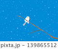 雪が降っている青空の下、枝に止まっているシマエナガのイラスト 139865512