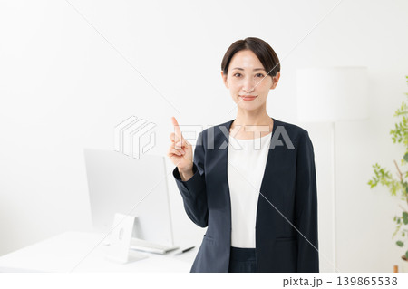 指差しをするビジネスウーマン 指差しをするビジネスウーマン 139865538