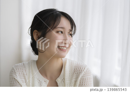 笑顔のアラサーの女性　 139865543