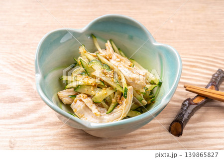 茹で鶏ときゅうりの胡麻和え 茹で鶏ときゅうりの胡麻和え 139865827