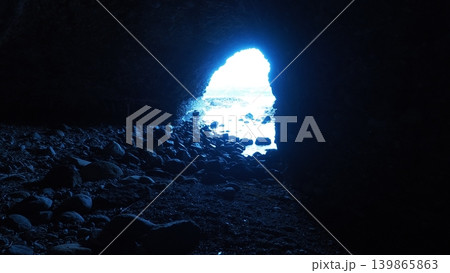 自然の神秘!島根石見畳ヶ浦の洞窟 自然の神秘!島根石見畳ヶ浦の洞窟 139865863