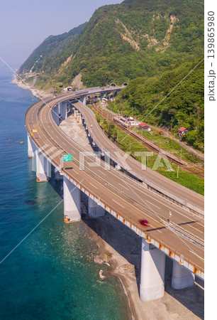 絶壁を縫うように走る北陸自動車道・親不知海岸(縦位置・ドローン空撮) 絶壁を縫うように走る北陸自動車道・親不知海岸(縦位置・ドローン空撮) 139865980