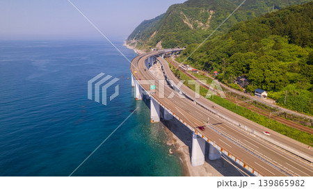 青い日本海と海岸線を走る北陸自動車道(親不知・コピースペース) 青い日本海と海岸線を走る北陸自動車道(親不知・コピースペース) 139865982