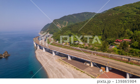 海上を走る北陸自動車道と親不知の海岸風景(高架下・ドローン空撮) 海上を走る北陸自動車道と親不知の海岸風景(高架下・ドローン空撮) 139865984