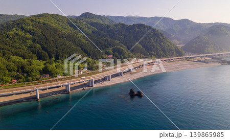 雄大な山々と日本海に挟まれた親不知海岸・北陸自動車道(全景) 雄大な山々と日本海に挟まれた親不知海岸・北陸自動車道(全景) 139865985