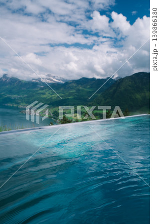 スイスのルツェルン湖が見えるインフィニティープール 139866180